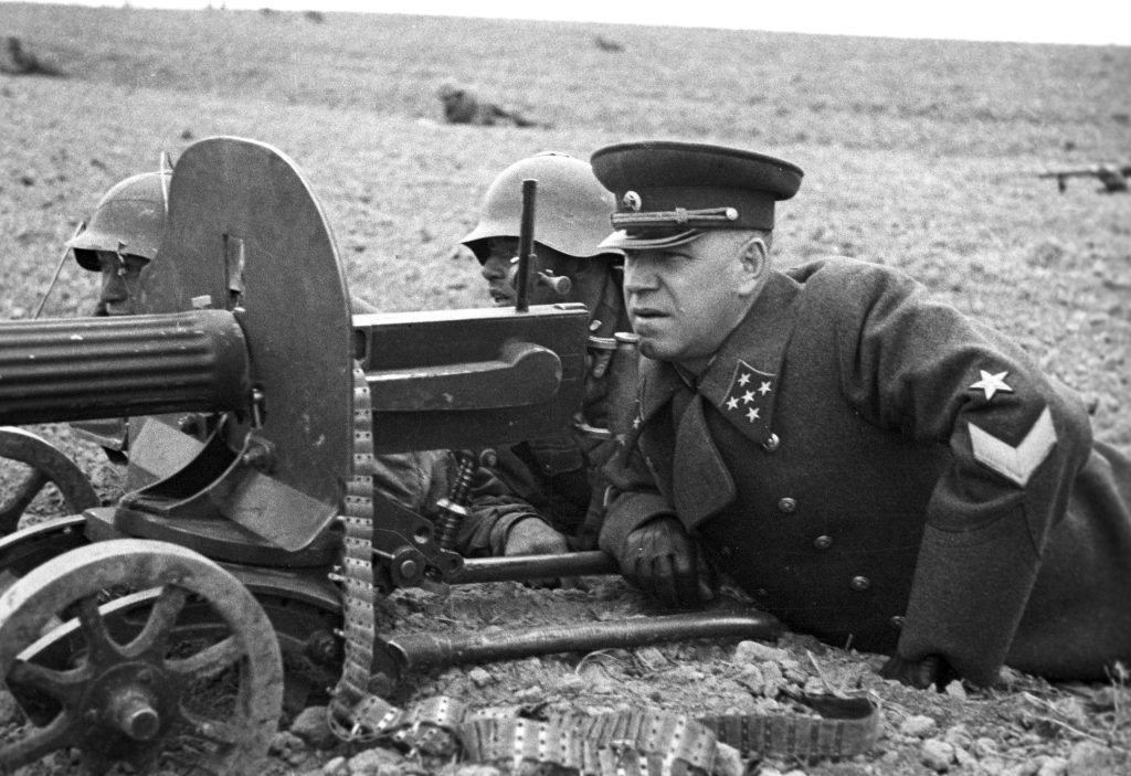 Легендарный военачальник Георгий Константинович Жуков во время окружных маневров / Фото: Петр Бернштейн / РИА Новости
