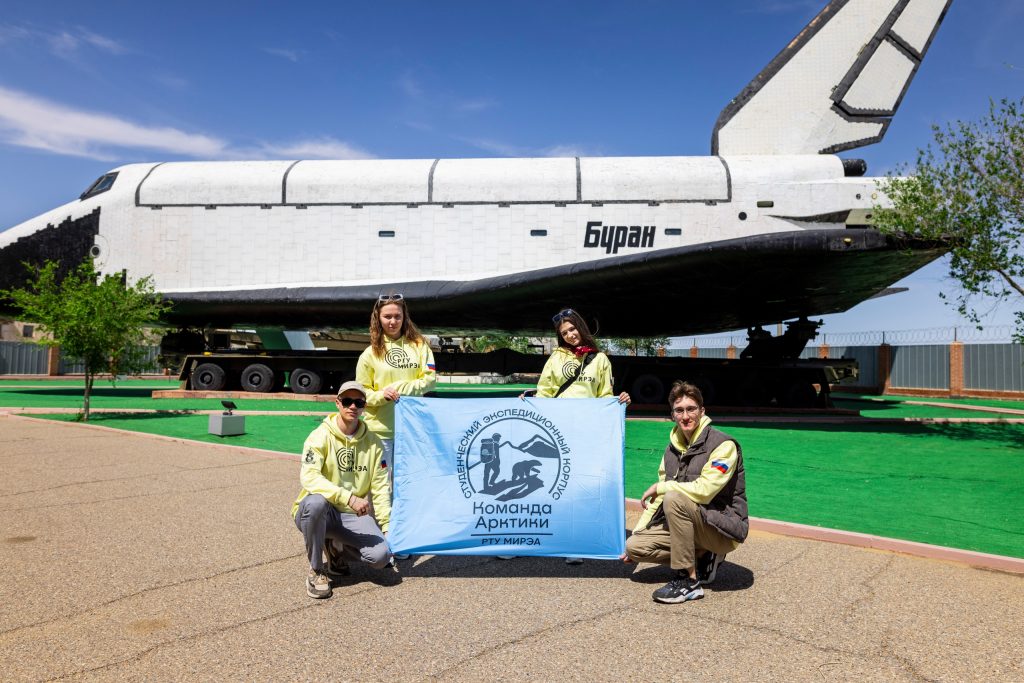 Участники студенческого экспедиционного корпуса «Команды Арктики» Александр Димитров, Мария Гагаринова, Елизавета Филатова и Павел Шищенко (слева направо) передали с космодрома «Байконур» свой флаг на борт орбитальной станции / Фото: Дмитрий Рындин / Предоставлено командой арктики