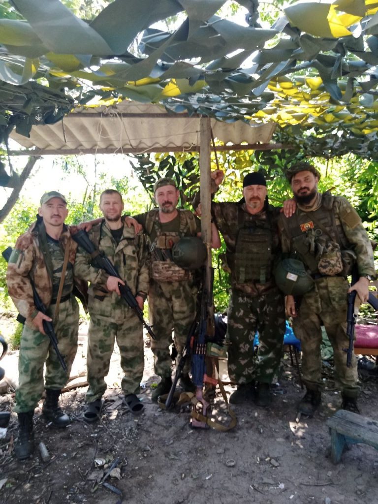 Андрей Чегодаев (крайний справа) в зоне проведения специальной военной операции на территории Донбасса в окружении своих боевых товарищей в редкие минуты отдыха / Фото: Личный архив