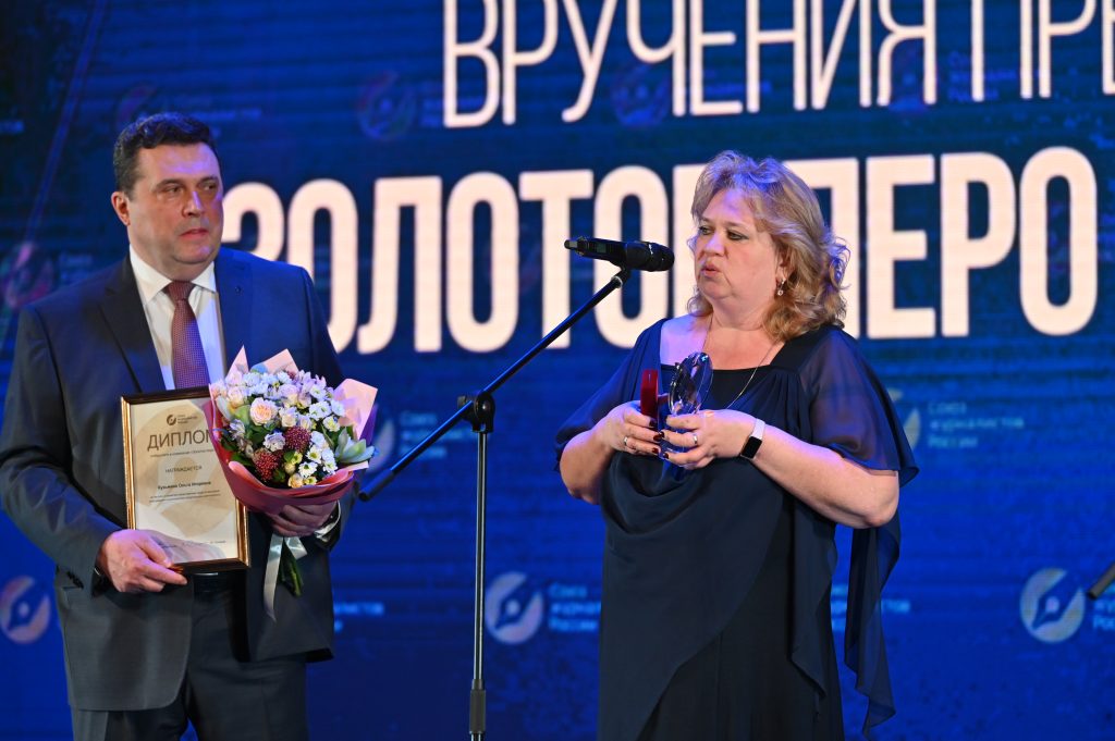 Председатель Союза журналистов РФ Владимир Соловьев вручил обозревателю «ВМ» Ольге Кузьминой «Золотое перо» / Фото: Дмитрий Дубинский