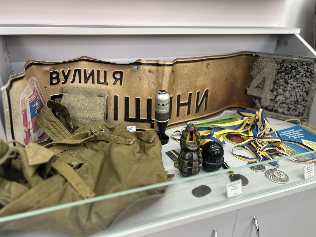 На школьной выставке представлены военные трофеи, доставленные из зоны СВО / Фото: Анна Назаретян-Арутюнян
